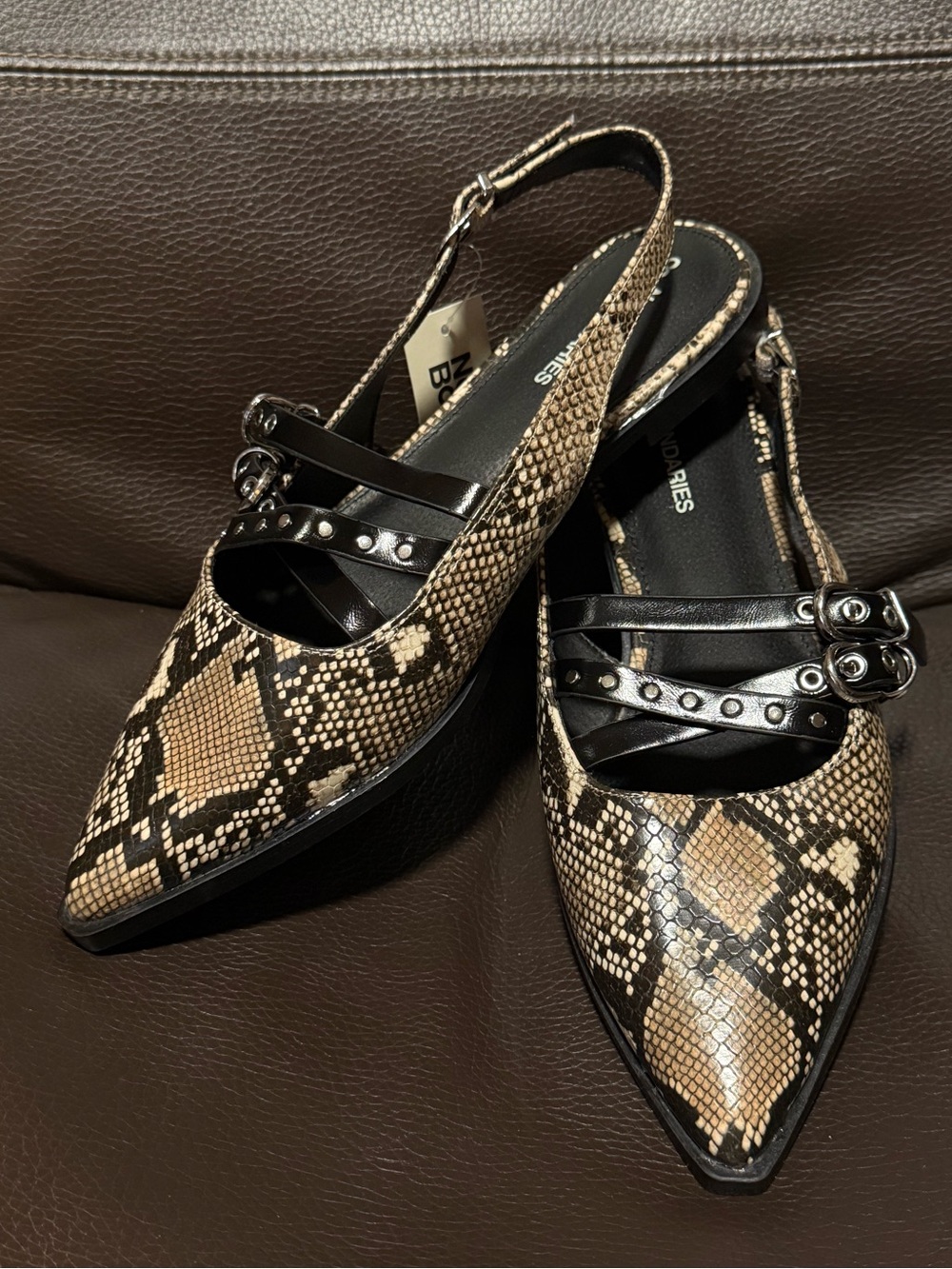 No Boundaries Women's Tan and Black Snake-Print Pointed Slingback Flats